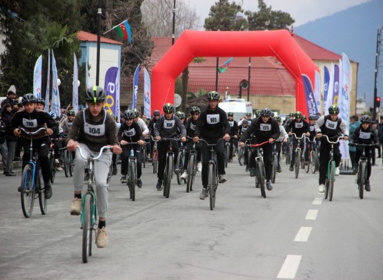 Balakəndə məktəblilər arasında velosiped yarışı keçirilib